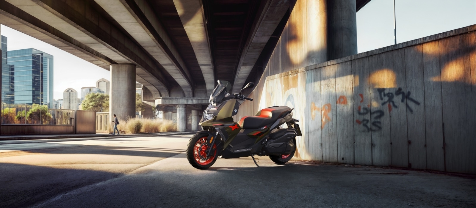 Vediamo un BMW C 400 X sotto a un cavalcavia